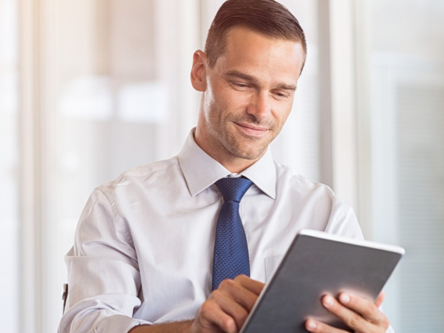 Gestor de hospital usando tablet